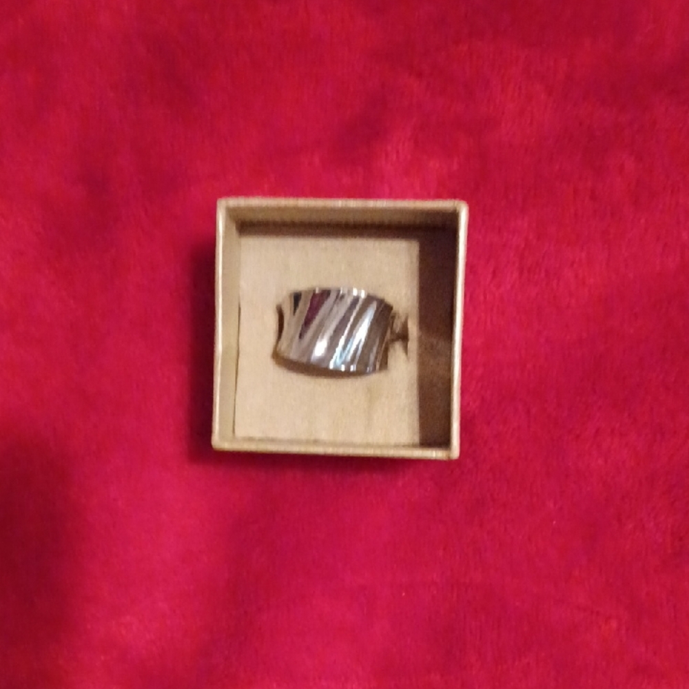 Stainless Steel Wide Band Ring. A Very Beautiful Pattern On The Ring. Size 7-8.